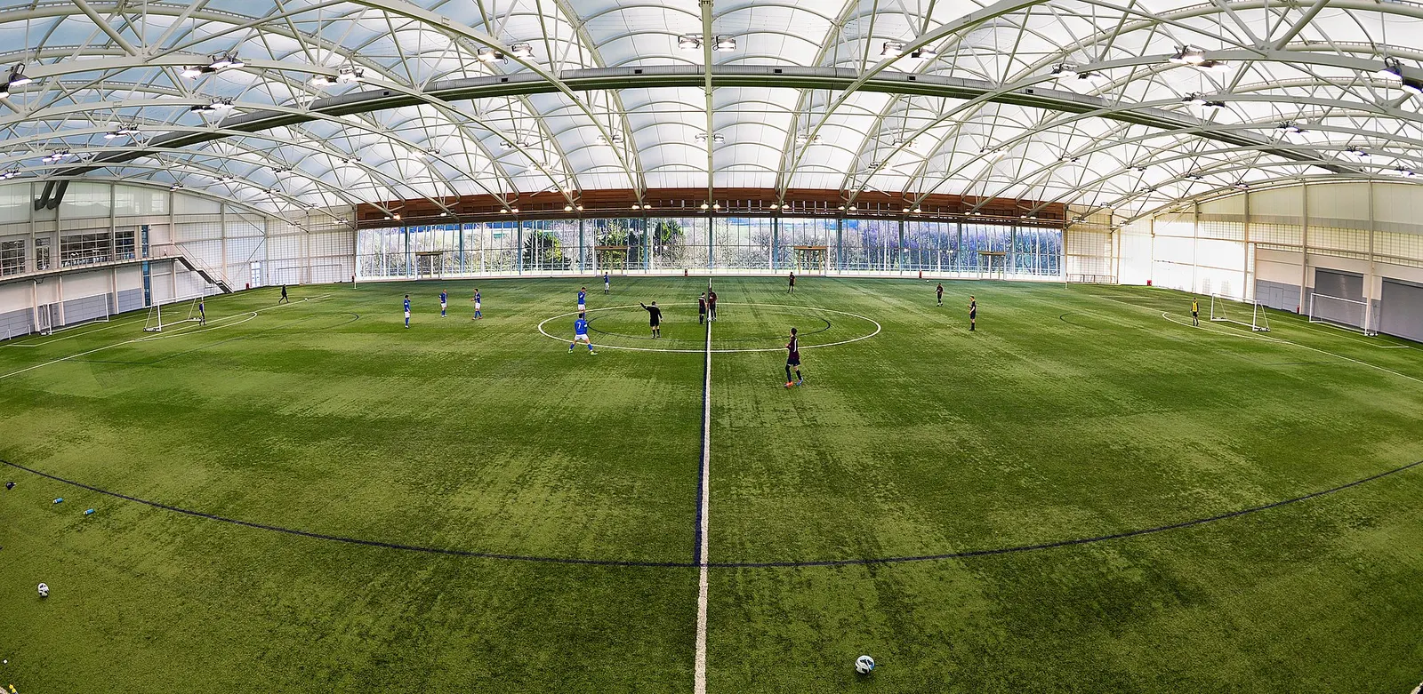 รูปตัวอย่าง · St. George's indoor pitch 2015-01-24 โดย U.S. Air Force photo by Staff Sgt. Emerson Nuñez (Public domain) จาก Wikimedia Commons