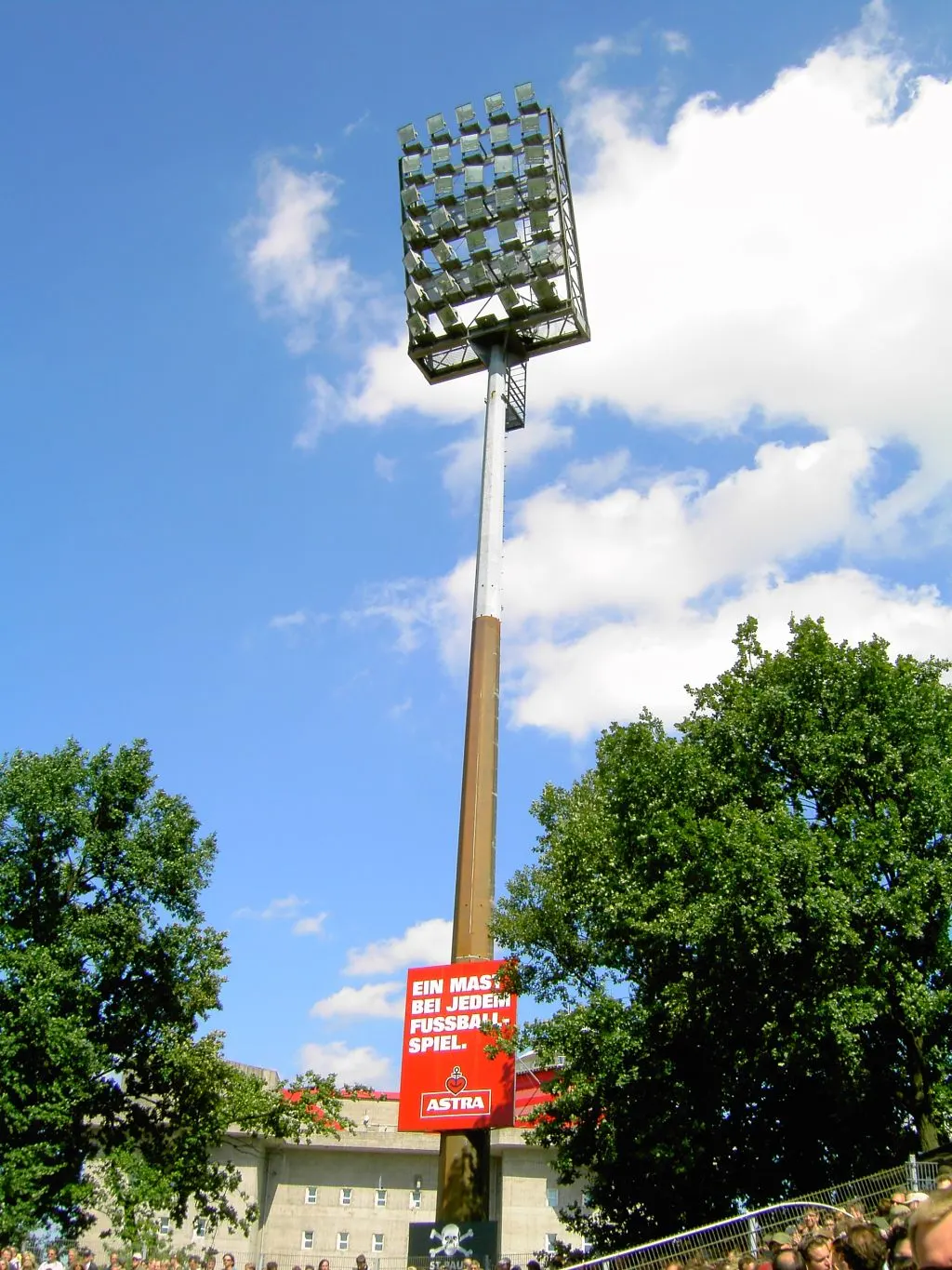 รูปตัวอย่าง · Millerntor floodlight โดย No machine-readable author provided. Mghamburg assumed (based on copyright claims). (CC BY 2.5) จาก Wikimedia Commons