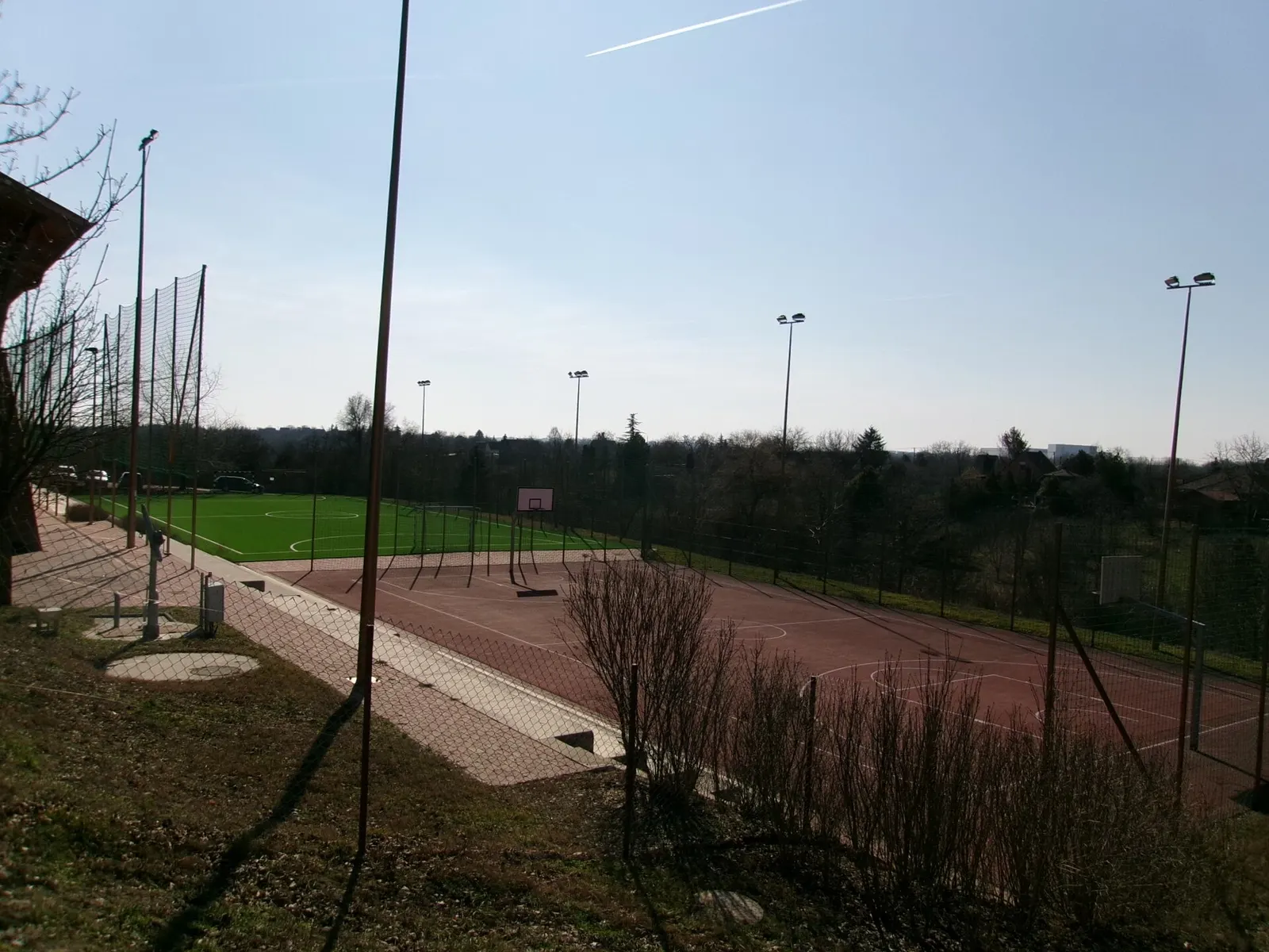 รูปตัวอย่าง · Basketballplatz, Fußballfeld, Sportstrasse, 2026 Rácalmás โดย Globetrotter19 (CC BY-SA 4.0) จาก Wikimedia Commons