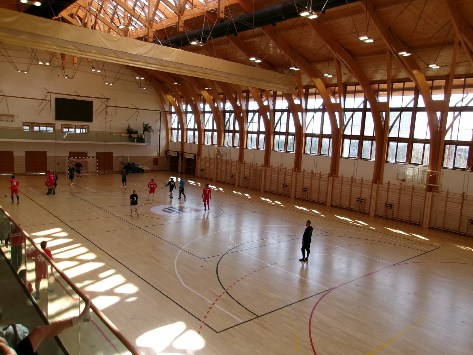 รูปตัวอย่าง · Fußballspiel, Halle, Sportstrasse, 2026 Rácalmás โดย Globetrotter19 (CC BY-SA 4.0) จาก Wikimedia Commons