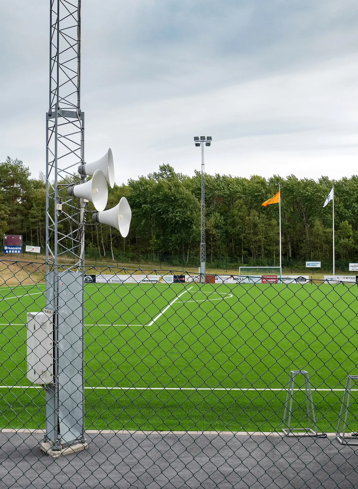 รูปตัวอย่าง · Soccer field at Brastad arena 1 โดย W.carter (CC0) จาก Wikimedia Commons