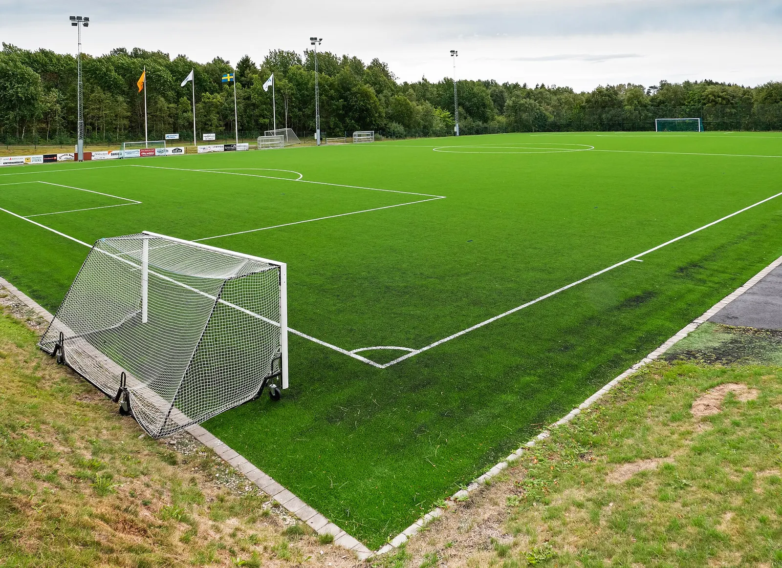 รูปตัวอย่าง · Soccer field at Brastad arena 2 โดย W.carter (CC0) จาก Wikimedia Commons