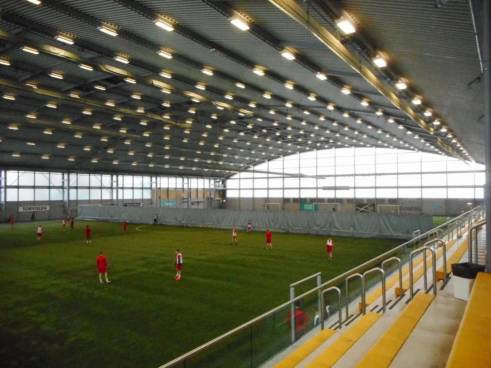 รูปตัวอย่าง · Indoor pitch, Toryglen Regional Football Centre (geograph 5699176) โดย Richard Sutcliffe (CC BY-SA 2.0) จาก Wikimedia Commons