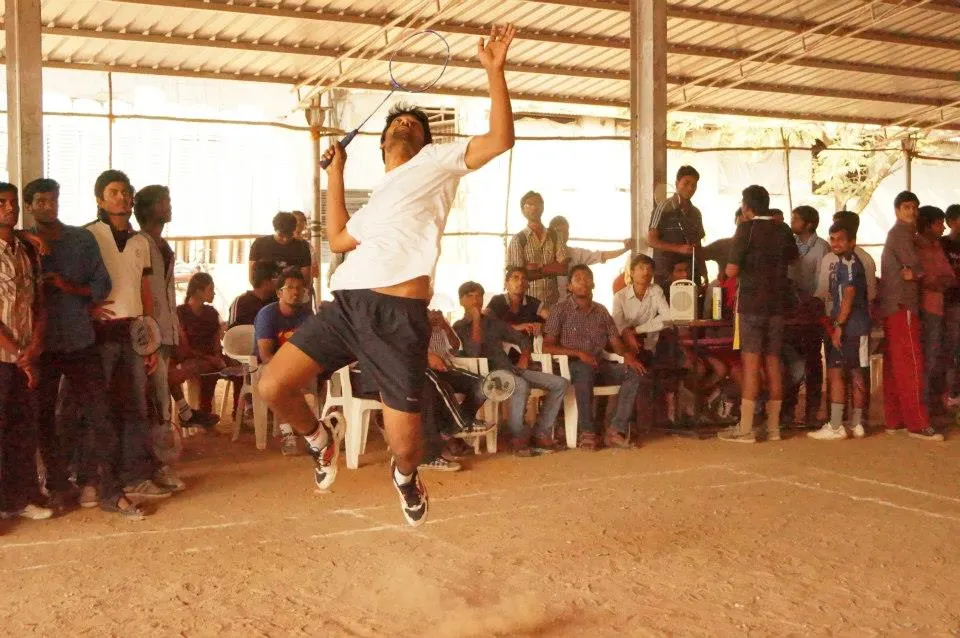 รูปตัวอย่าง · A badminton match S.V.I.T. sports programs โดย Sivakrishna.t (CC BY-SA 3.0) จาก Wikimedia Commons