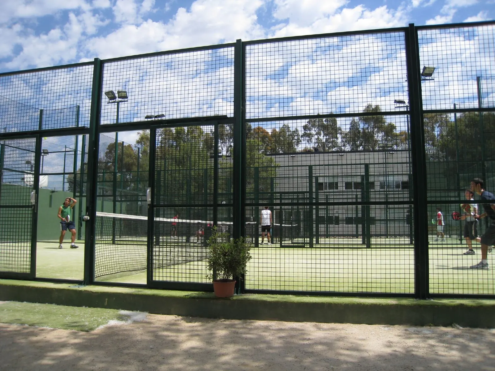รูปตัวอย่าง · Sanchez-Casal Paddle Tennis Game โดย Jacky Cheong (CC BY-SA 2.0) จาก Wikimedia Commons